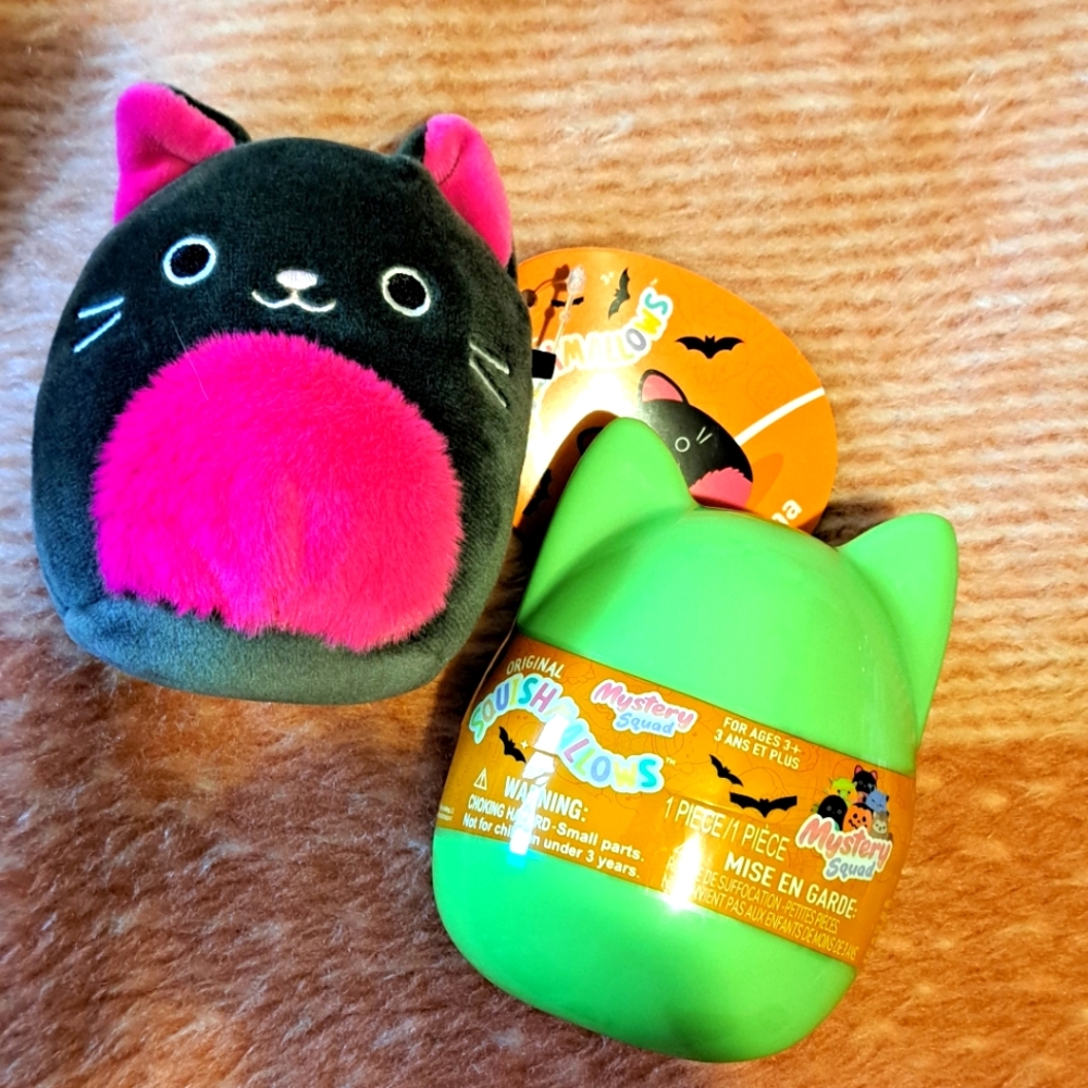 Catarina capsule and unopened one thats the cat, have the the joy of opening it.